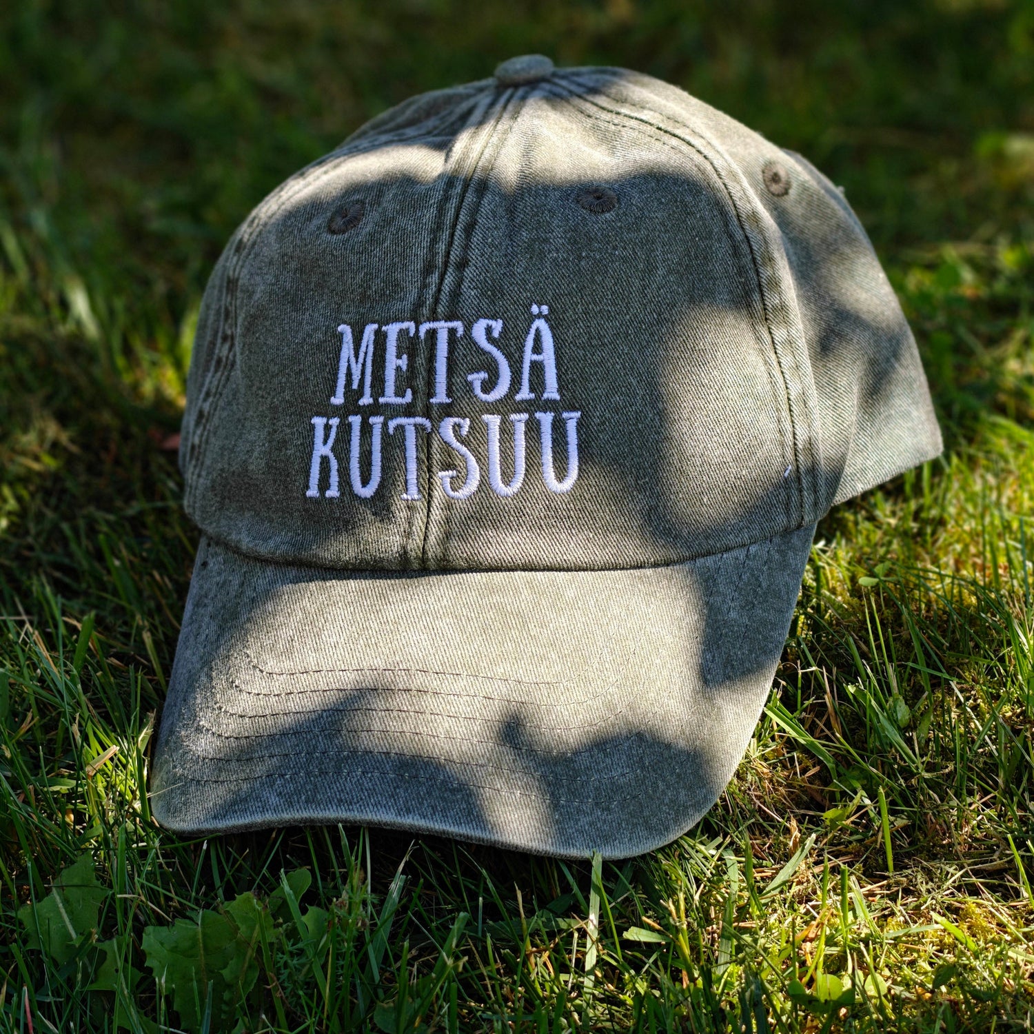 Dad hat lippikset – tyylikkäät ja hauskat kirjaillut lippikset